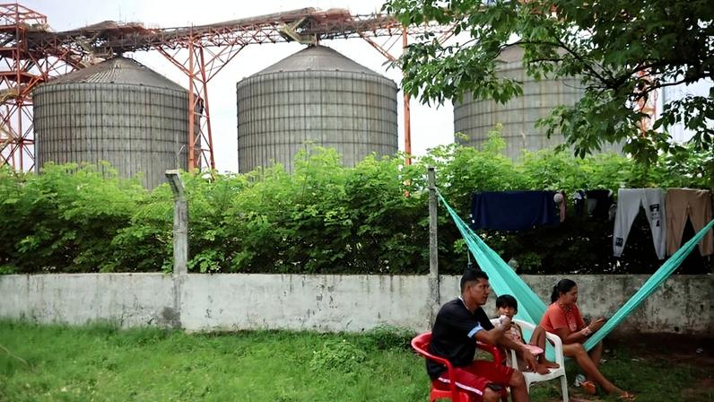 Indígenas em frente ao terminal da Cargill em Santarém