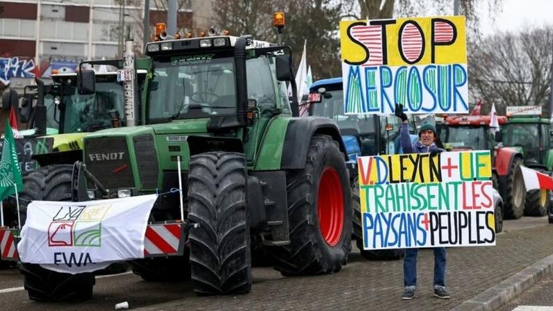 Protesto de produtores franceses contra o acordo comercial com o Mercosul 20/01/2026
