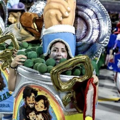 Flávio usa desfile no Carnaval para se aproximar do centro
