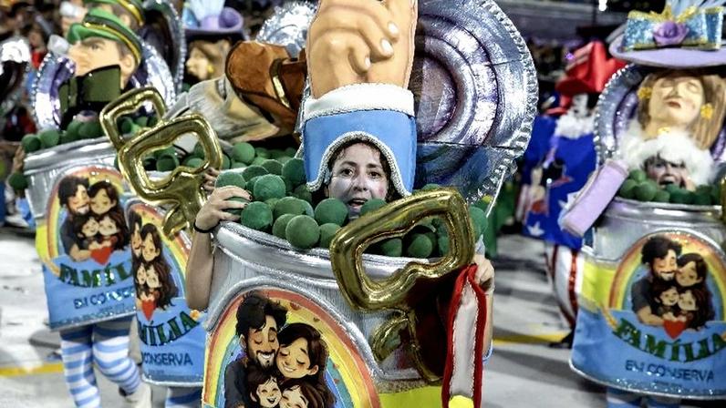 Desfile da Acadêmicos de Niterói em homenagem a Lula