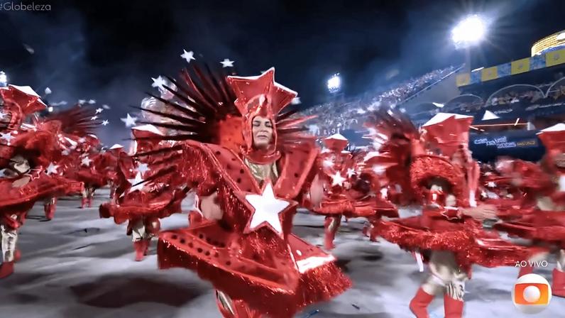 Ala do desfile homenageia criação do PT