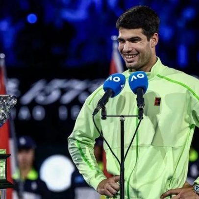 Carlos Alcaraz vence Australian Open e recebe prêmio