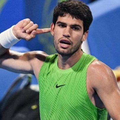 Alcaraz vence a 10ª seguida ao buscar virada contra Khachanov