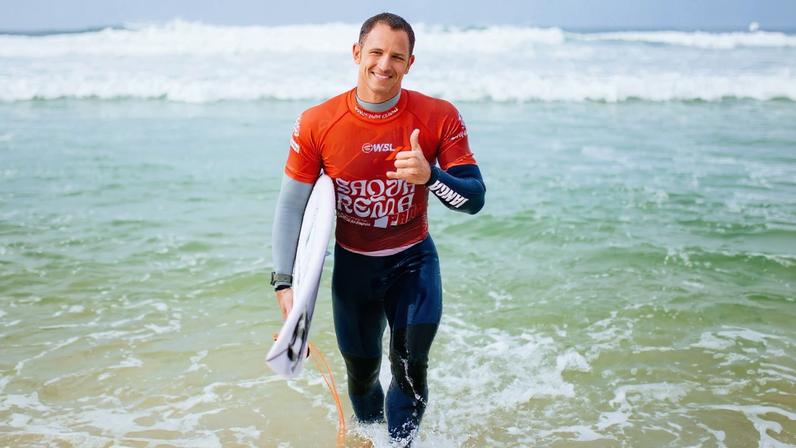 Alejo Muniz sai do mar na etapa do Brasil da elite do surfe, em Saquarema, no ano passado — Foto: Thiago Diz/WSL