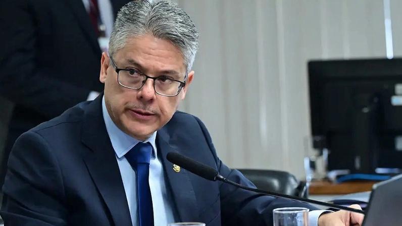 Relator da CPI do Crime Organizado, senador Alessandro Vieira aponta indícios de ligação entre os casos analisados. (Foto: Geraldo Magela/Agência Senado)