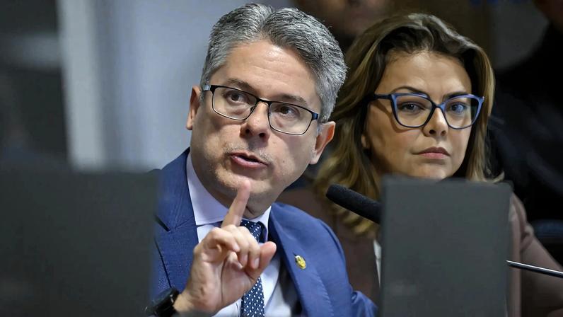 Alessandro Vieira afirma que "vínculo comercial" entre julgador e investigado "mitigaria de forma intensa a imparcialidade" de Toffoli. (Foto: Andressa Anholete/Agência Senado)