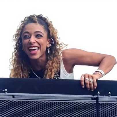 Alice Carvalho participa de bloco do Baiana System em São Paulo