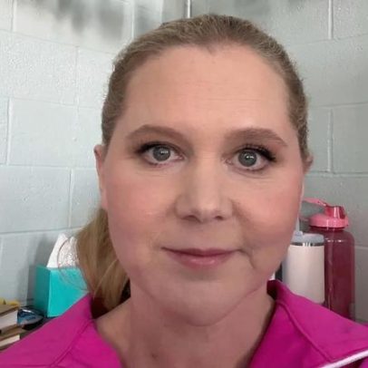 Amy Schumer fica no canto do choro após término com Chris Fischer