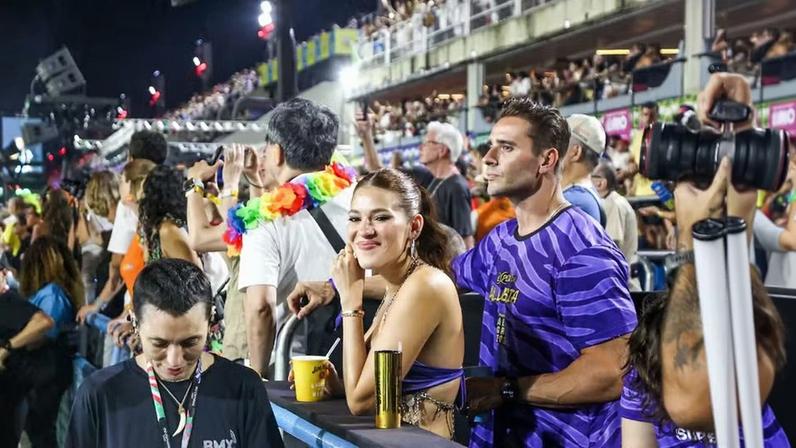 Ana Clara curte Sapucaí acompanhada — Foto: Dilson Silva/ AgNews