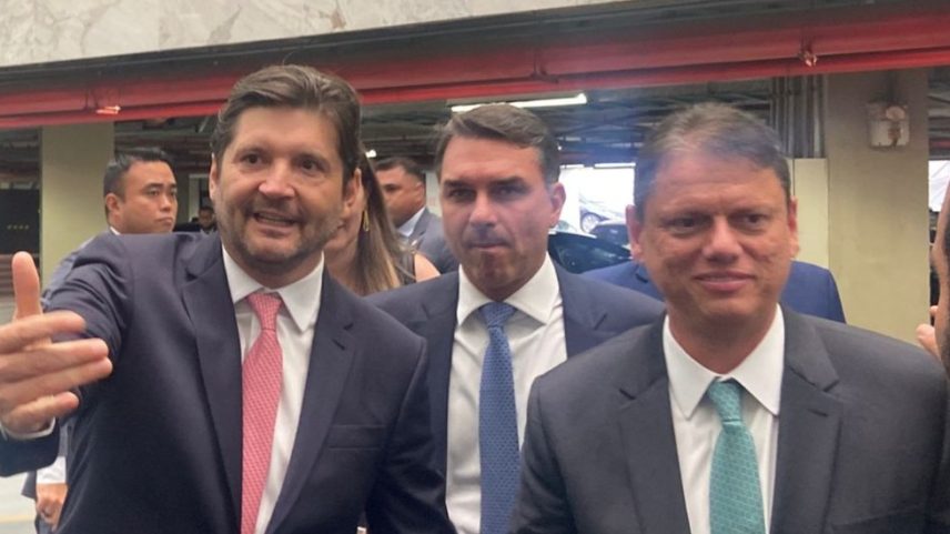 André do Prado, Flávio Bolsonaro e Tarcísio de Freitas participam na Alesp de homenagem a Valdemar Costa Neto — Foto: Cristiane Agostine/Valor