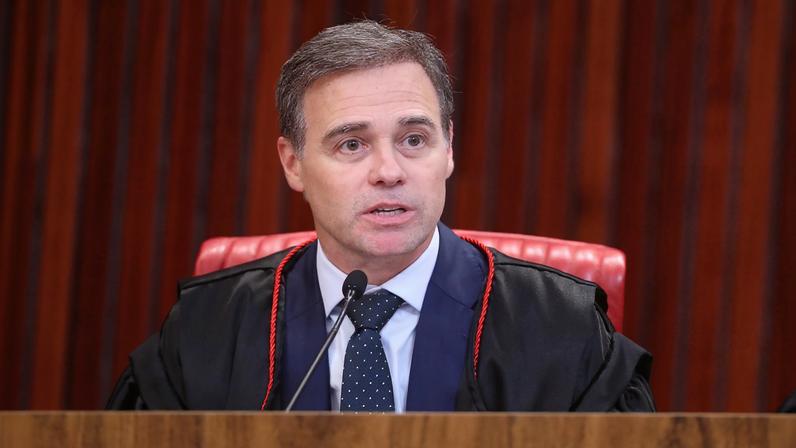 André Mendonça devolveu autonomia à Polícia Federal para periciar dispositivos. (Foto: Luiz Roberto/TSE)