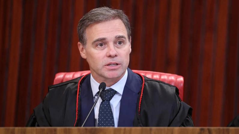 André Mendonça disse que uso sons e imagens que remetam à disputa eleitoral pode configurar "violação à paridade de armas e confusão entre o que é artístico e o que é propaganda eleitoral vedada" em votação de ação contra samba-enredo que homenageia Lula em desfile no Rio (Foto: Luiz Roberto/TSE)