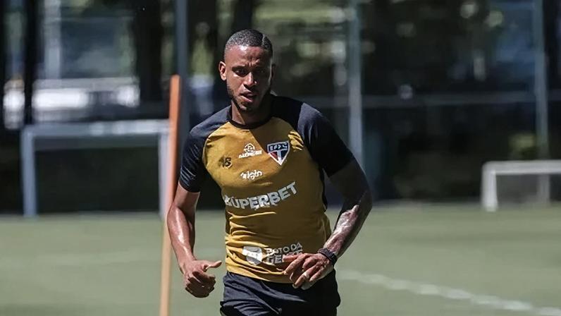 André Silva treina no São Paulo após se recuperar de lesões.