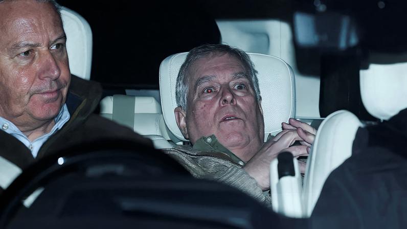 Andrew Mountbatten-Windsor, irmão mais novo do rei Charles, anteriormente conhecido como príncipe Andrew, deixa a delegacia de polícia de Aylsham em um veículo 19/02/2026 REUTERS/Phil Noble