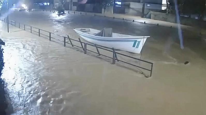 Rio Bonito transbordou em Angra dos Reis – imagem: reprodução de câmera de segurança
