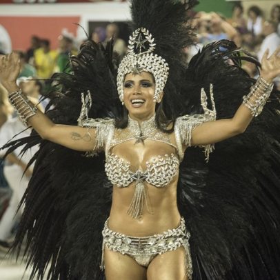 Anitta revela se voltaria a desfilar por escola de samba no Carnaval