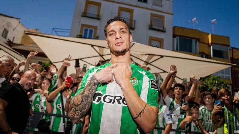 Antony completou um ano no Betis e se diz feliz em Sevilha — Foto: La Liga
