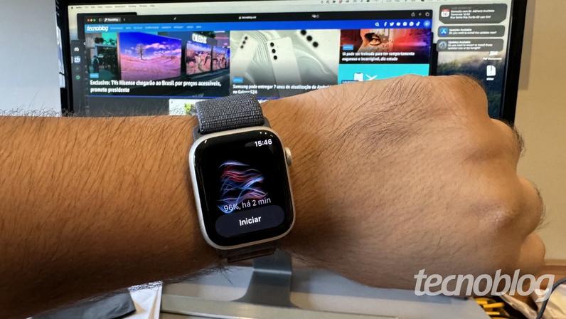 Relógios inteligentes, como o Samsung Galaxy Watch, permite monitorar atividades físicas (imagem: Felipe Freitas/Tecnoblog)