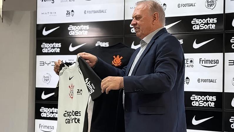 Allan é apresentado como reforço do Corinthians ao lado do presidente Osmar Stábile
