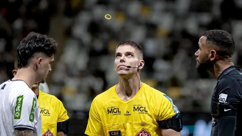 Arbitragem em Atlético x Athletic (Foto: Luan Martins/Gazeta Press)
