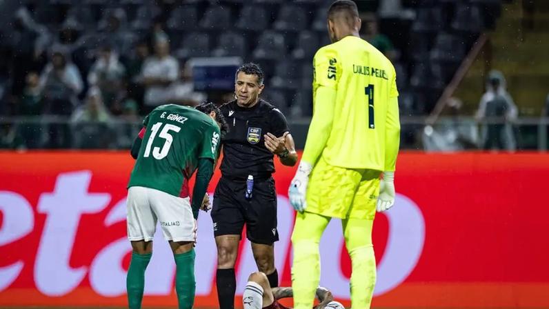 Árbitro Felipe Fernandes durante duelo entre Palmeiras e Fluminense (Foto: JHONY INACIO/Agencia Enquadrar/Gazeta Press)