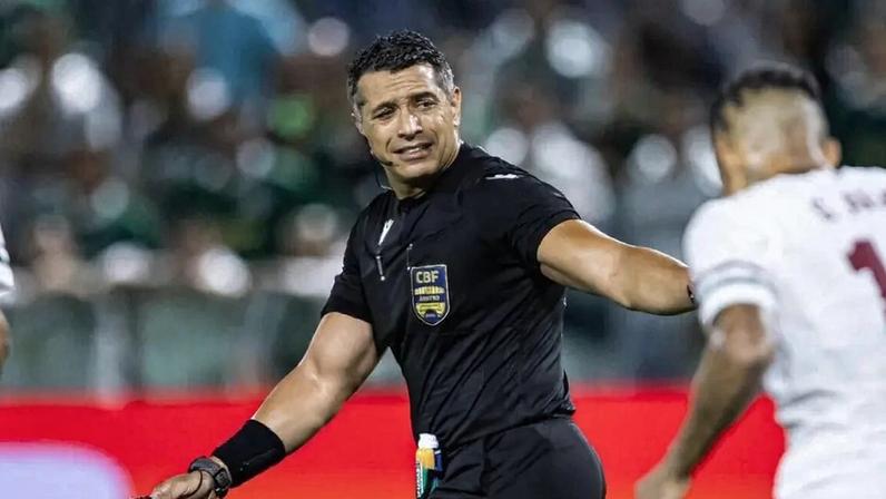 Árbitro em Palmeiras e Fluminense (Foto: JHONY INACIO/Agencia Enquadrar/Gazeta Press)