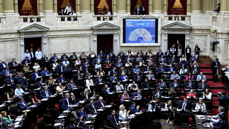 Câmara da Argentina aprovou nesta quinta (12) a redução da maioridade penal para 14 anos. Texto segue para o Senado. (Foto: Bernabe Rivarola/Câmara da Argentina/EFE)