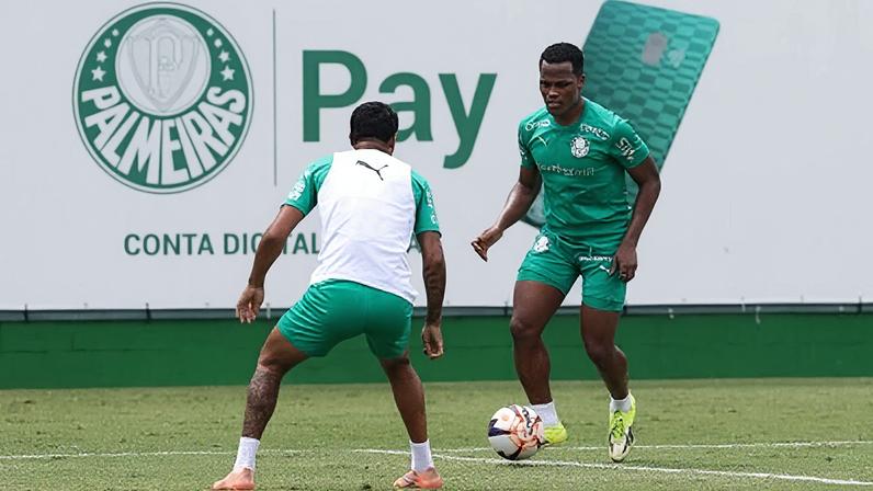 Jhon Arias em treino com o elenco do Palmeiras