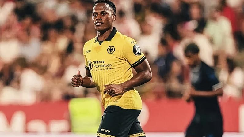 Jhon Arias em partida do Wolves