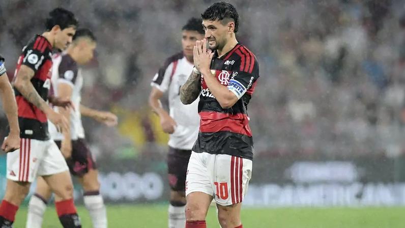 Arrascaeta em campo na partida entre Flamengo e Lanús, pela Recopa (Foto: Dhavid Normando/Código 19/Gazeta Press)