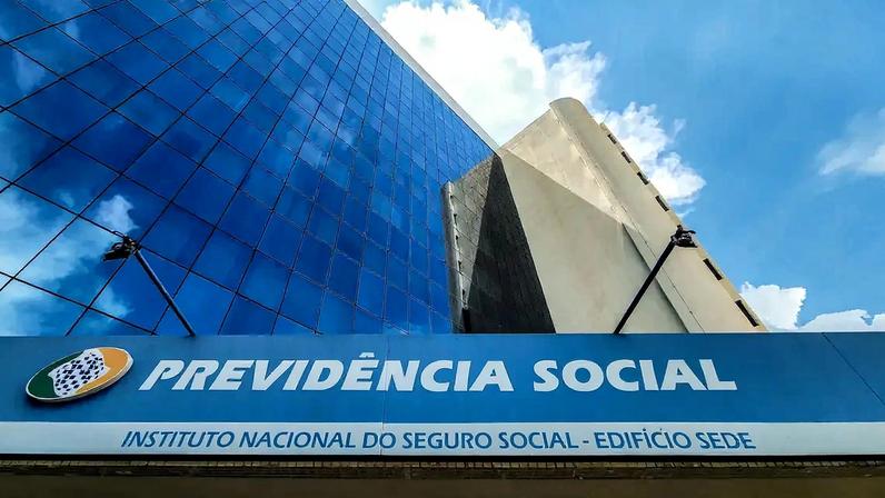 Simulador de aposentadoria do INSS disponível para estimar tempo de aposentadoria.