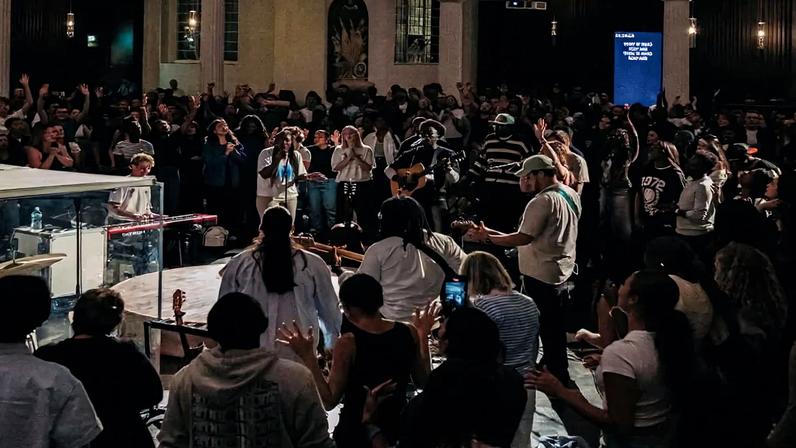 Milhares de jovens lotam igreja em busca de avivamento espiritual em Londres