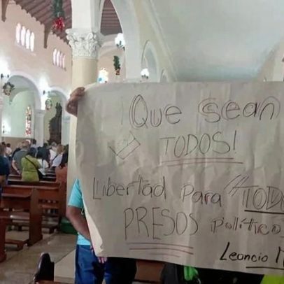 Famílias de presos políticos venezuelanos oram por libertação