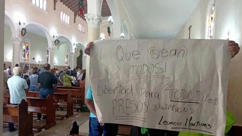 Venezuelanos realizam vigília pedindo liberdade para presos políticos em Caracas.