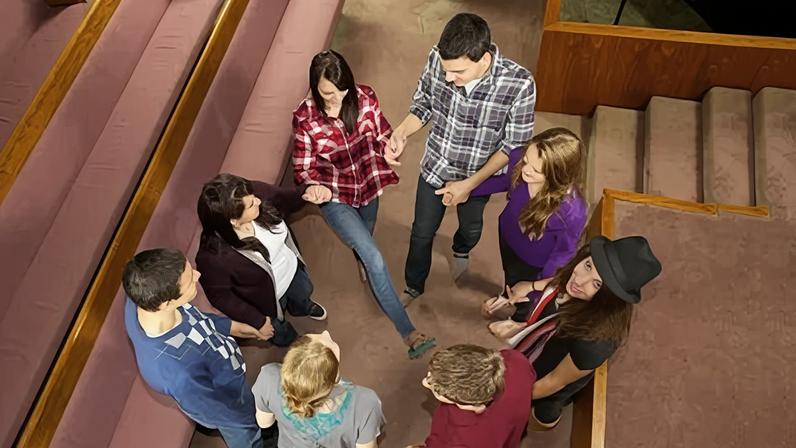 Jovens da Geração Z reavaliam a religião em busca de sentido na vida.