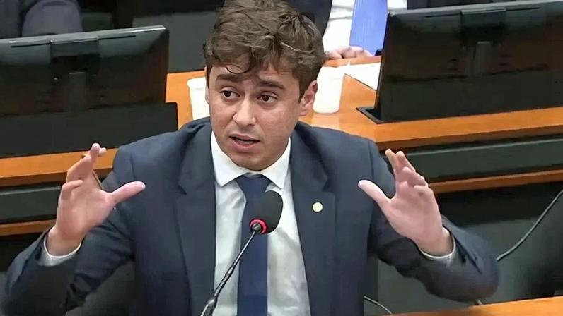 Deputado Nikolas Ferreira defende apoio a Flávio Bolsonaro e prioriza reeleição à Câmara.