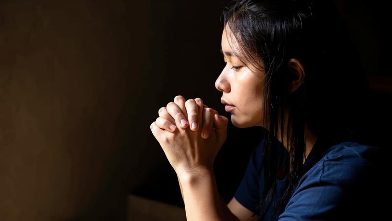 Discussão sobre a centralidade da oração na fé cristã e suas implicações.