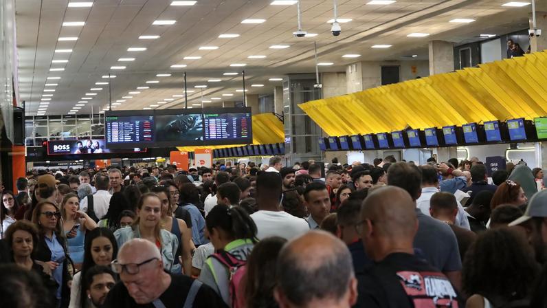 Cancelamento de voos deixou o saguão do Aeroporto de Congonhas lotado nesta quarta-feira (10) — Foto: Renato S. Cerqueira/Ato Press/Estadão Conteúdo