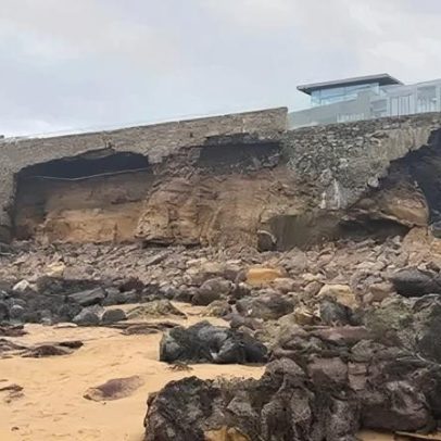 Muro de proteção de casa em estilo Califórnia é danificado por ondas