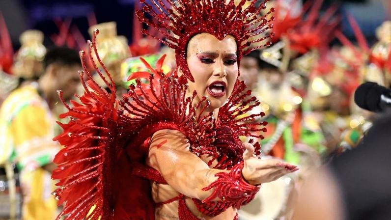 Virgínia Fonseca admite perrengue com fantasia de 12 kg em estreia na Sapucaí: 'Achei que ia chorar de tanto dor'