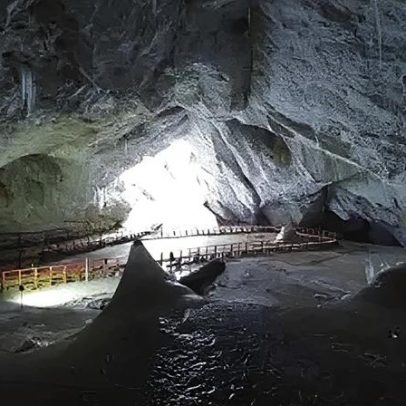 Bactéria presa em gelo de caverna por 5 mil anos resiste a antibióticos