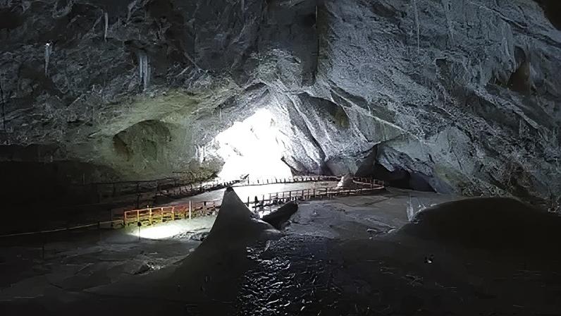 Caverna de gelo Scarisoara na Romênia