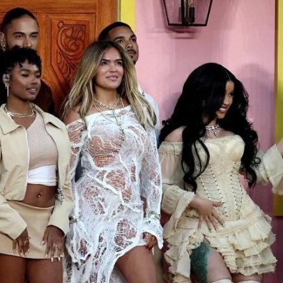 Bad Bunny leva Karol G, Cardi B e La Casita ao show do intervalo do Super Bowl
