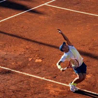 Baez elimina o último chileno e enfrenta Darderi na semifinal