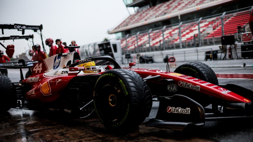 Lewis Hamilton testa SF-26, carro da Ferrari, na pré-temporada de Barcelona em 2026 — Foto: Divulgação/Ferrari