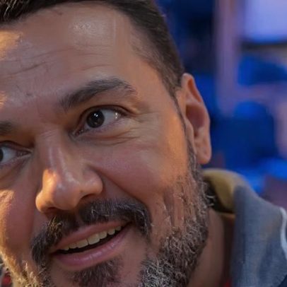 Ator de Três Graças posa com Belo e faz autodepreciação