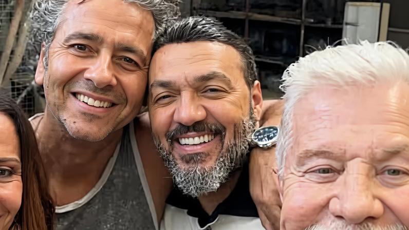 Viviane Araújo posa com Miguel Falabella, Marcos Palmeira e Belo — Foto: Reprodução/Instagram