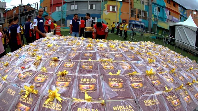 Bíblia entregue na comunidade de Paraisópolis
