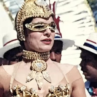 Debora Bloch relembra Carnaval e mostra registro como musa na Sapucaí