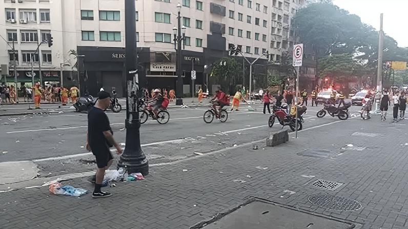 Bloco na Rua José Paulo Mantovan Freire - República